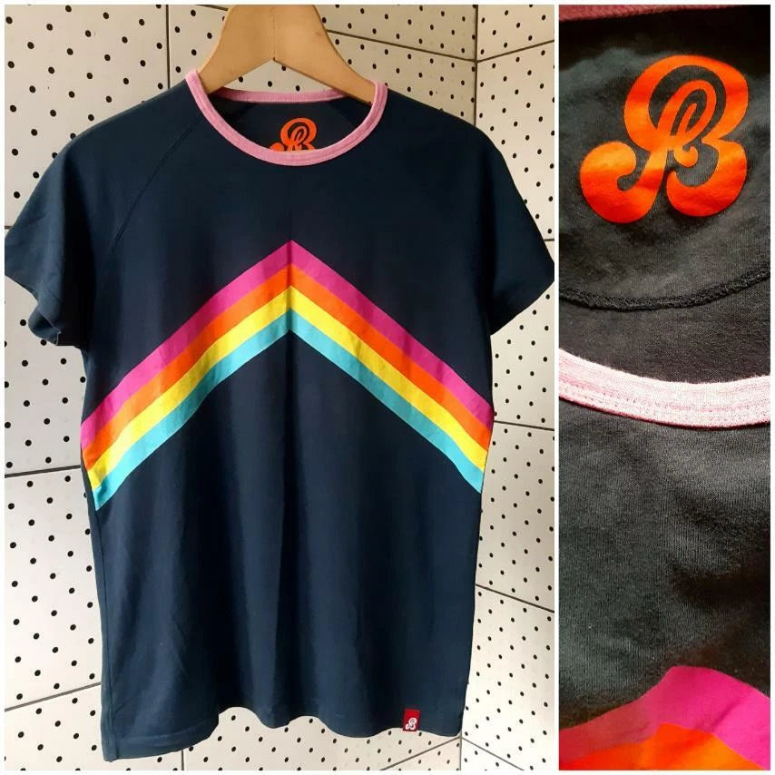 RETRO RAINBOW CHEVRON stripes classic t-shirt Vintage Size M