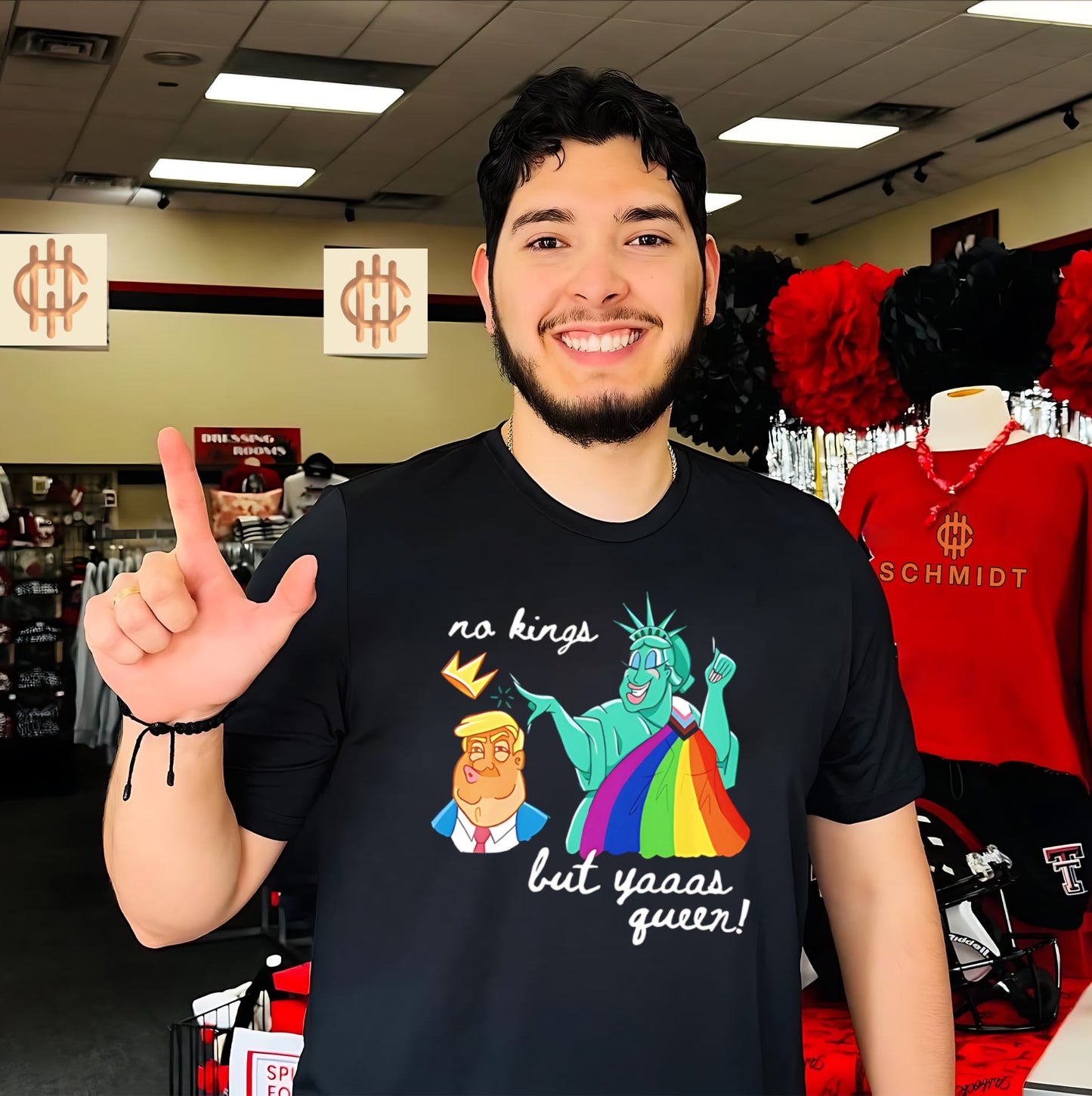 No kings but yaaas queen funny Donald Trump and Statue of Liberty shirt