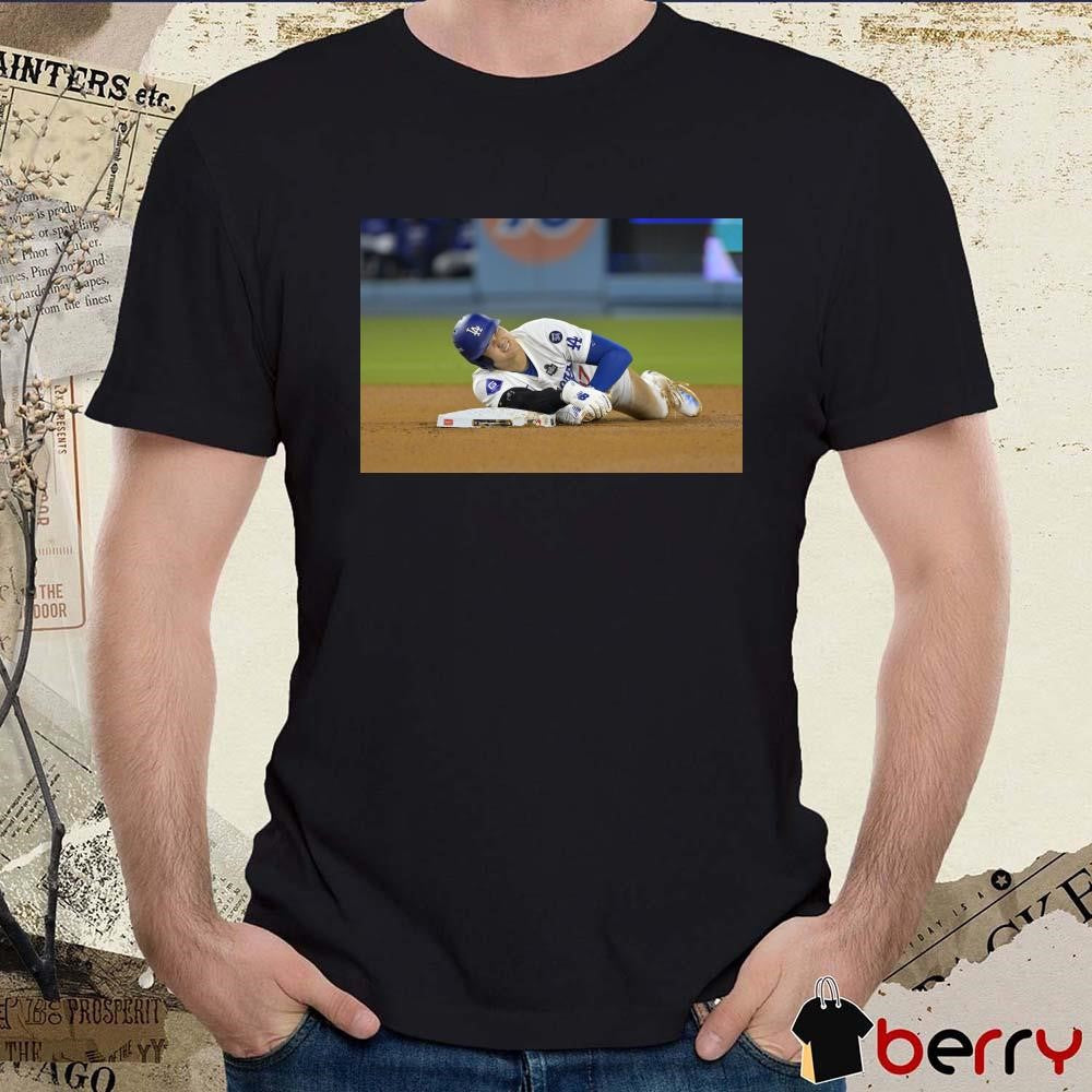 Los Angeles Dodgers’ Shohei Ohtani holds his arm after being injured while trying to steal second base t-shirt