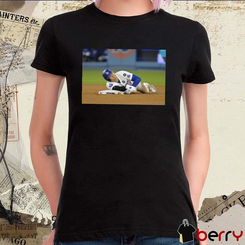 Los Angeles Dodgers’ Shohei Ohtani holds his arm after being injured while trying to steal second base t-shirt
