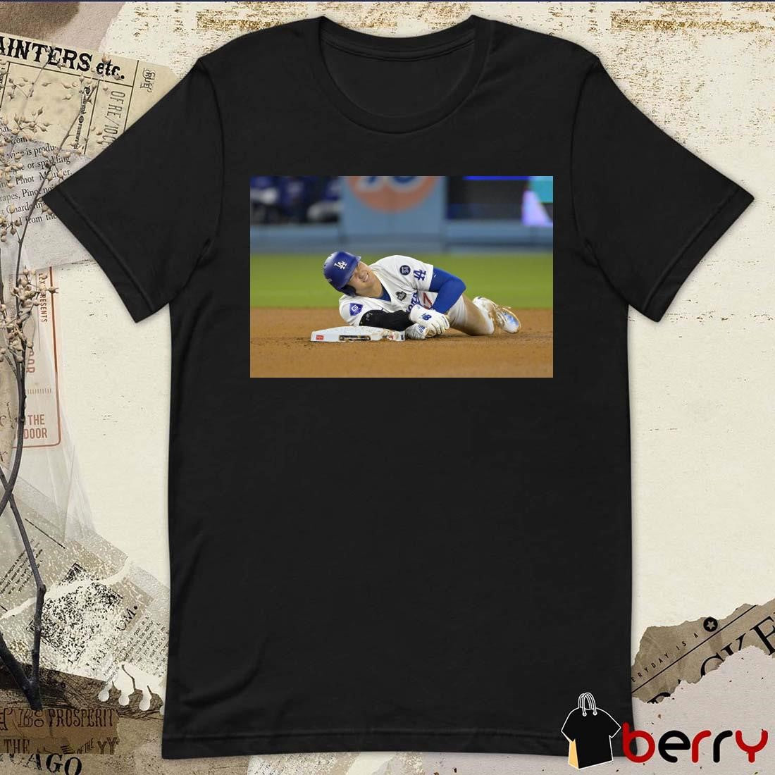 Los Angeles Dodgers’ Shohei Ohtani holds his arm after being injured while trying to steal second base t-shirt