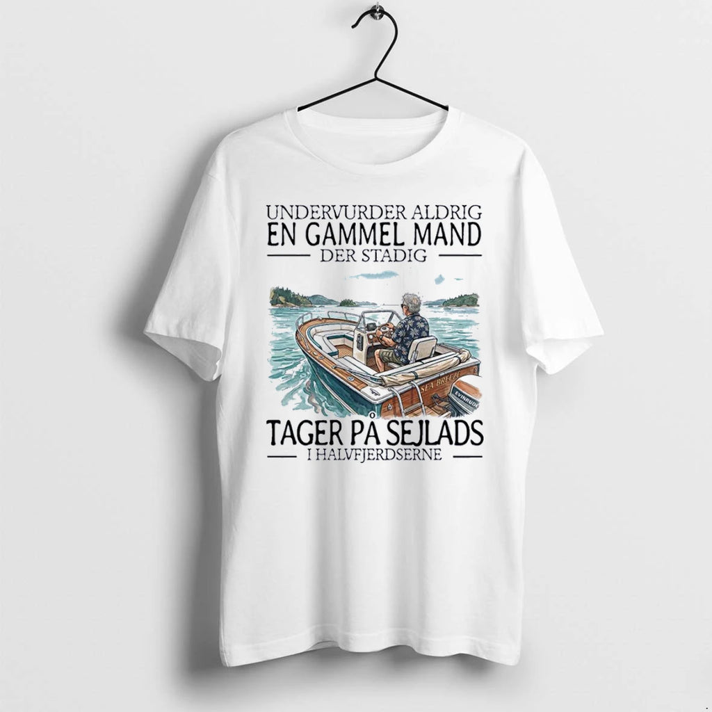 Officials Undervurder Aldrig En Gammel Mand Der Stadig Tager Pa Sejlads Front T Shirt Sweater